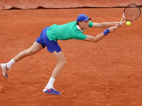 Jannik Sinner počas semifinále Roland Garros 2025 proti Novakovi Djokovičovi. 
