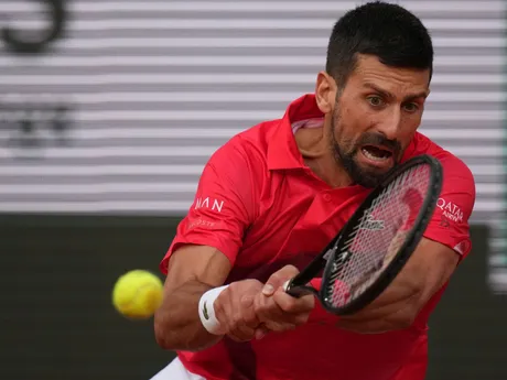Novak Djokovič v semifinále Roland Garros 2025 proti Jannikovi Sinnerovi. 