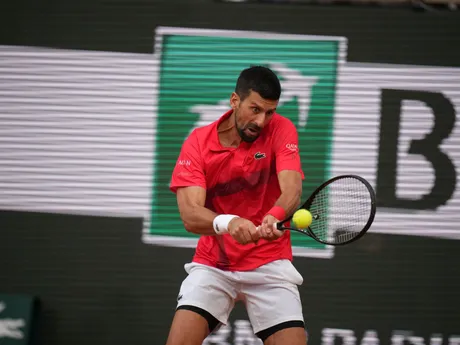 Novak Djokovič v semifinále Roland Garros 2025 proti Jannikovi Sinnerovi. 