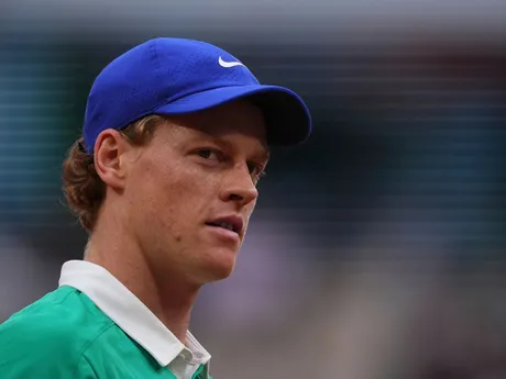 Jannik Sinner počas semifinále Roland Garros 2025 proti Novakovi Djokovičovi. 