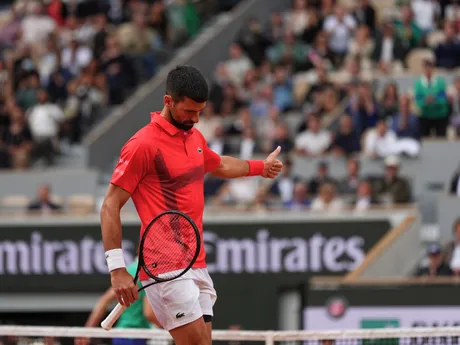 Novak Djokovič v semifinále Roland Garros 2025 proti Jannikovi Sinnerovi. 