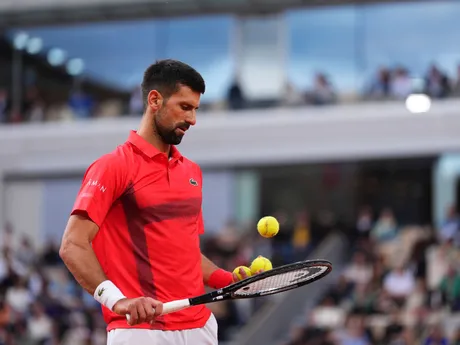 Novak Djokovič v semifinále Roland Garros 2025 proti Jannikovi Sinnerovi. 