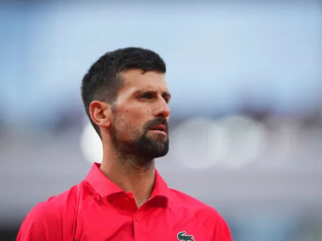 Novak Djokovič v semifinále Roland Garros 2025 proti Jannikovi Sinnerovi. 