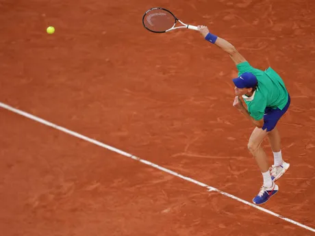 Jannik Sinner počas semifinále Roland Garros 2025 proti Novakovi Djokovičovi. 