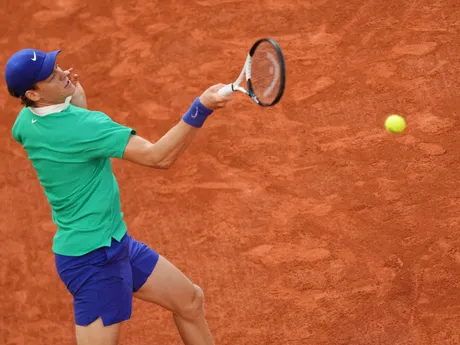 Jannik Sinner počas semifinále Roland Garros 2025 proti Novakovi Djokovičovi. 