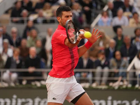 Novak Djokovič v semifinále Roland Garros 2025 proti Jannikovi Sinnerovi. 