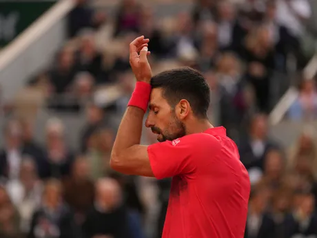 Novak Djokovič v semifinále Roland Garros 2025 proti Jannikovi Sinnerovi. 