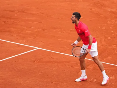 Novak Djokovič v semifinále Roland Garros 2025 proti Jannikovi Sinnerovi. 