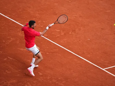 Novak Djokovič v semifinále Roland Garros 2025 proti Jannikovi Sinnerovi. 