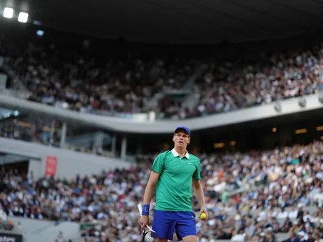 Jannik Sinner počas semifinále Roland Garros 2025 proti Novakovi Djokovičovi. 