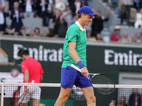 Jannik Sinner počas semifinále Roland Garros 2025 proti Novakovi Djokovičovi. 