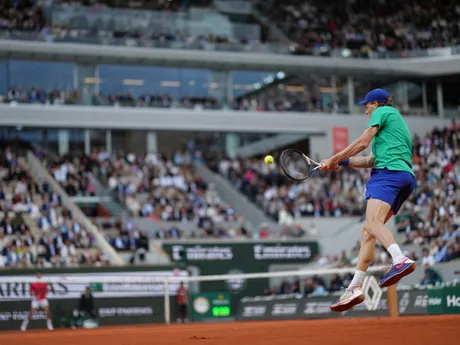 Jannik Sinner počas semifinále Roland Garros 2025 proti Novakovi Djokovičovi. 