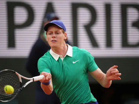 Jannik Sinner počas semifinále Roland Garros 2025 proti Novakovi Djokovičovi. 