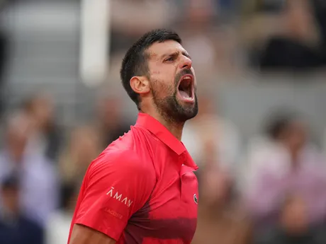 Novak Djokovič v semifinále Roland Garros 2025 proti Jannikovi Sinnerovi. 
