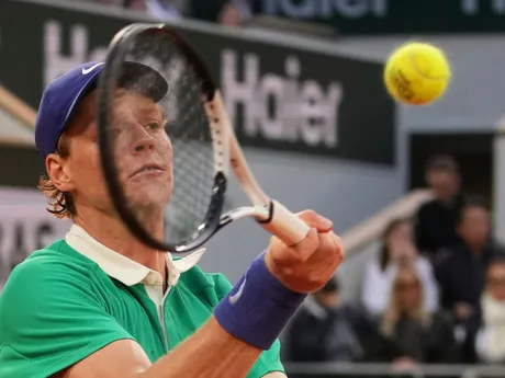 Jannik Sinner počas semifinále Roland Garros 2025 proti Novakovi Djokovičovi. 