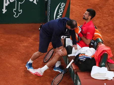 Novak Djokovič v semifinále Roland Garros 2025 proti Jannikovi Sinnerovi. 