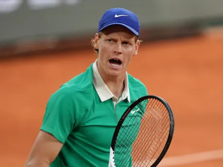 Jannik Sinner počas semifinále Roland Garros 2025 proti Novakovi Djokovičovi. 