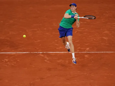 Jannik Sinner počas semifinále Roland Garros 2025 proti Novakovi Djokovičovi. 