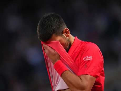 Novak Djokovič v semifinále Roland Garros 2025 proti Jannikovi Sinnerovi. 