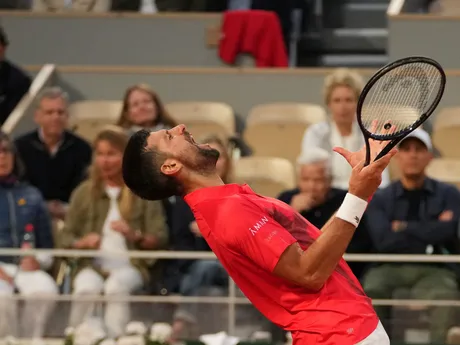 Novak Djokovič v semifinále Roland Garros 2025 proti Jannikovi Sinnerovi. 