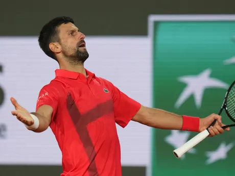 Novak Djokovič v semifinále Roland Garros 2025 proti Jannikovi Sinnerovi. 