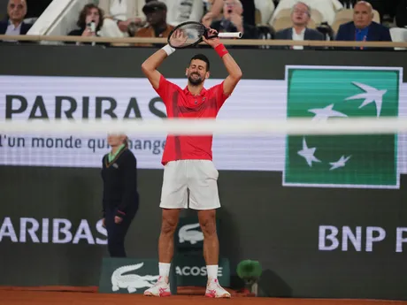 Novak Djokovič v semifinále Roland Garros 2025 proti Jannikovi Sinnerovi. 