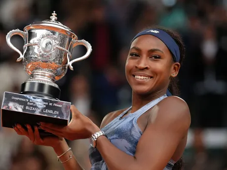 Coco Gauffová s trofejou po víťazstve na Roland Garros 2025.