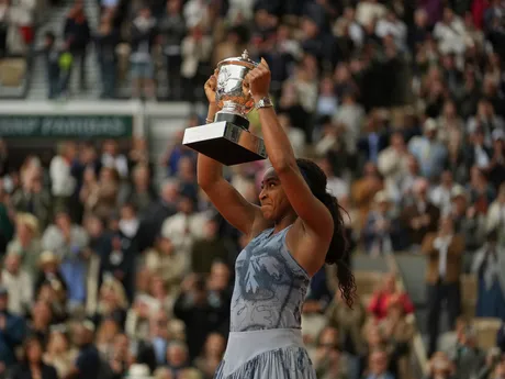 Coco Gauffová s trofejou po víťazstve na Roland Garros 2025.