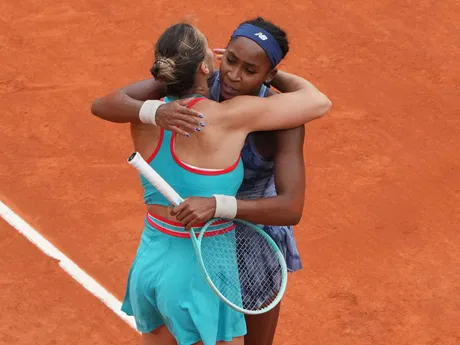 Coco Gauffová a Aryna Sabalenková po finále Roland Garros 2025.