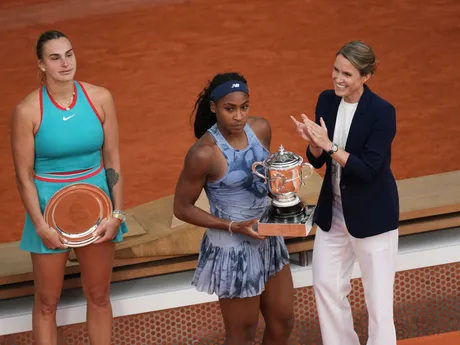 Coco Gauffová a Aryna Sabalenková po finále Roland Garros 2025.