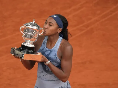 Coco Gauffová s trofejou po víťazstve na Roland Garros 2025.