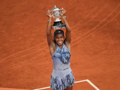Coco Gauffová s trofejou po víťazstve na Roland Garros 2025.
