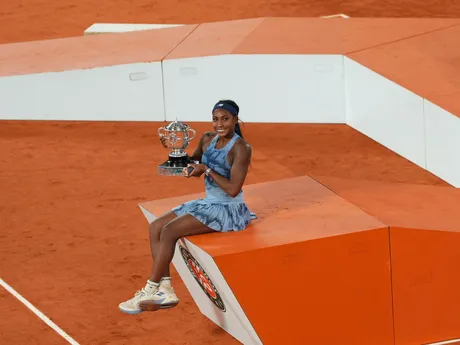 Coco Gauffová s trofejou po víťazstve na Roland Garros 2025.
