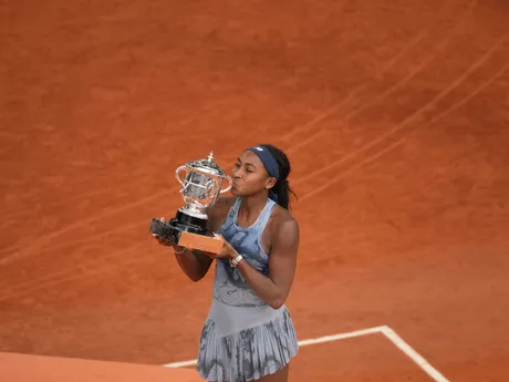 Coco Gauffová s trofejou po víťazstve na Roland Garros 2025.