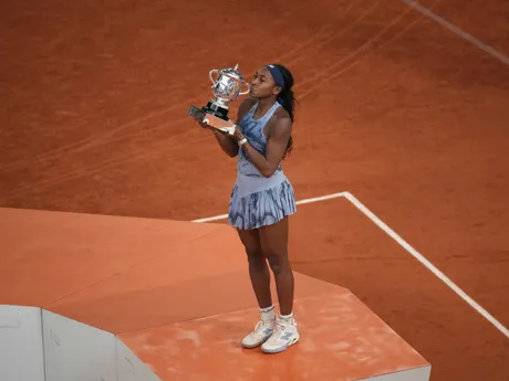Coco Gauffová s trofejou po víťazstve na Roland Garros 2025.