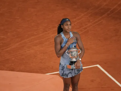 Coco Gauffová s trofejou po víťazstve na Roland Garros 2025.