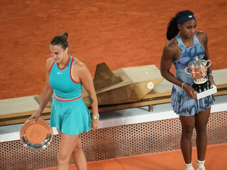 Coco Gauffová a Aryna Sabalenková po finále Roland Garros 2025.