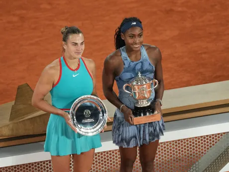 Coco Gauffová a Aryna Sabalenková po finále Roland Garros 2025.