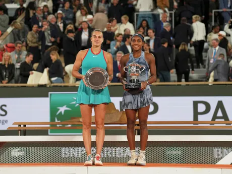 Coco Gauffová a Aryna Sabalenková po finále Roland Garros 2025.