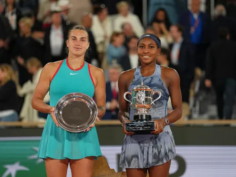 Coco Gauffová a Aryna Sabalenková po finále Roland Garros 2025.