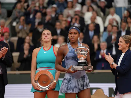 Coco Gauffová a Aryna Sabalenková po finále Roland Garros 2025.