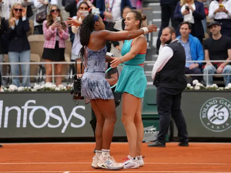 Coco Gauffová a Aryna Sabalenková po finále Roland Garros 2025.