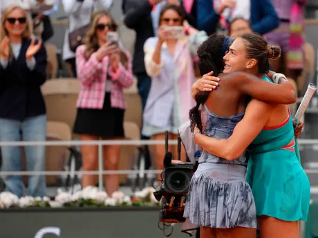Coco Gauffová a Aryna Sabalenková po finále Roland Garros 2025.