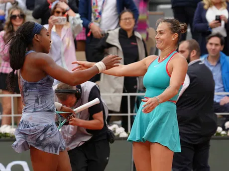 Coco Gauffová a Aryna Sabalenková po finále Roland Garros 2025.