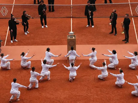 Ceremoniál pred finále mužov na Roland Garros 2025.