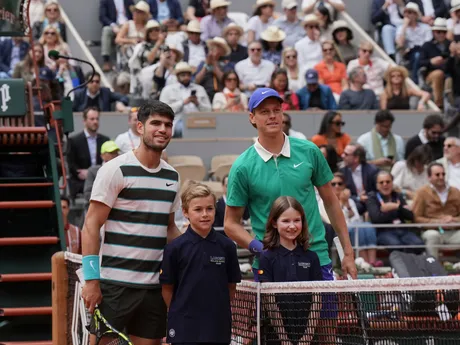 Carlos Alcaraz (vľavo) a Jannik Sinner pred finále na Roland Garros 2025.