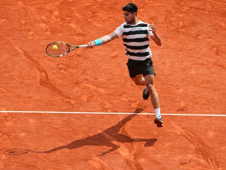 Carlos Alcaraz vo finále na Roland Garros 2025.