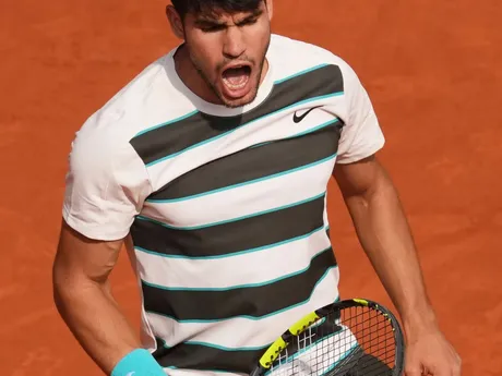 Carlos Alcaraz vo finále na Roland Garros 2025.