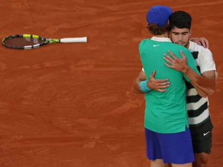 Carlos Alcaraz a Jannik Sinner po finále na Roland Garros 2025.