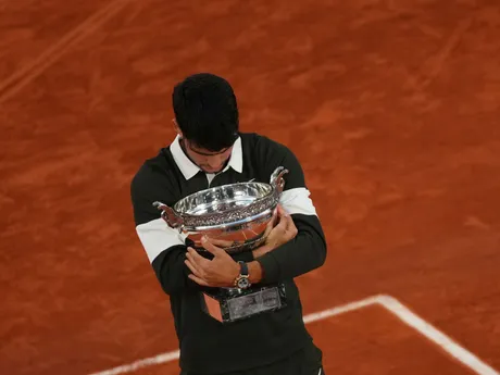 Carlos Alcaraz s trofejou po víťazstve na Roland Garros 2025.